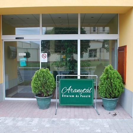 Aranytál Panzió Acomodação com café da manhã Komárom Exterior foto