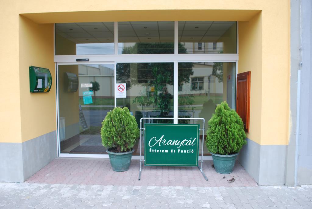 Aranytál Panzió Acomodação com café da manhã Komárom Exterior foto